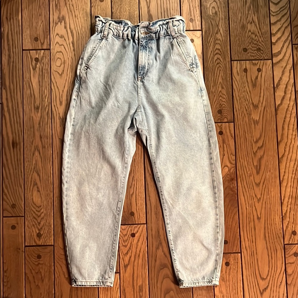 Zara Paper bag Light Wash Jeans. Size 4..